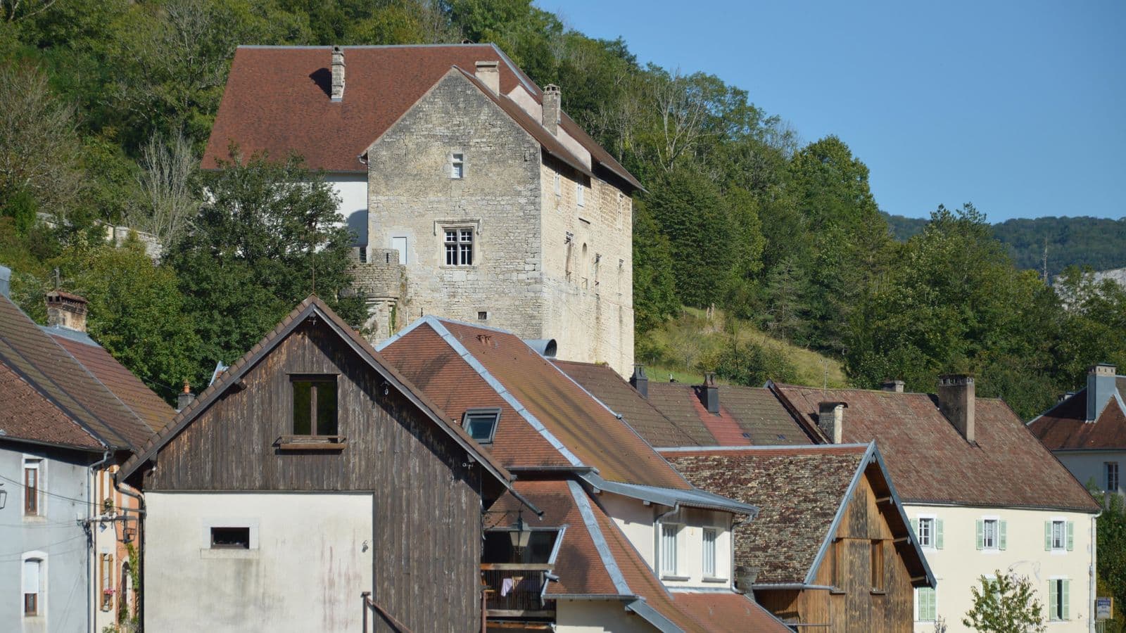 Maisons de village en pierre à Lods, en France